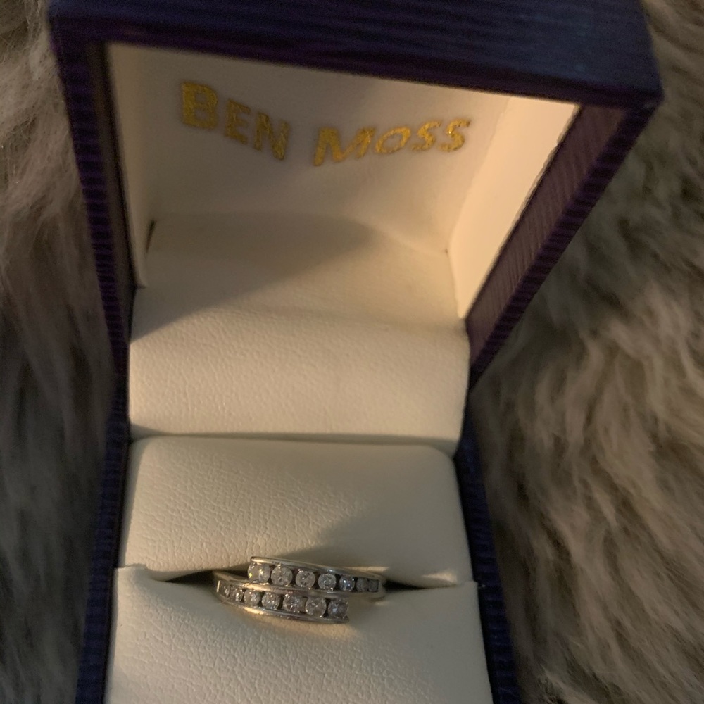 14k white gold ring with 14 diamonds